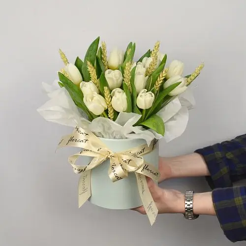 Букет в шляпной коробке из 15 белых тюльпанов с колосками