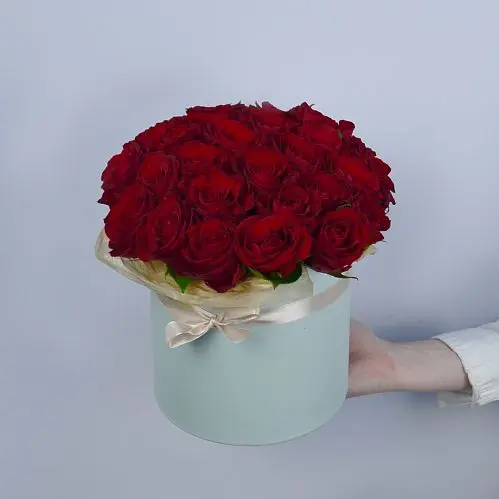 Букет в шляпной коробке из 35 красных роз (Кения)