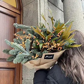 Зимний букет для дома с желтым илексом