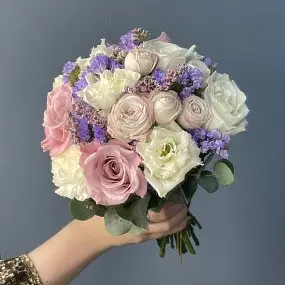 Свадебный букет невесты в фиолетовых оттенках
