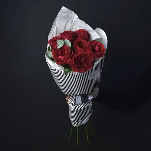 Букет пионовидных роз Tess и эвкалипта