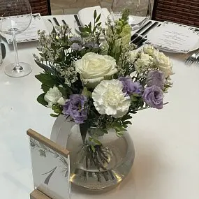 Лиловый букет на стол гостей