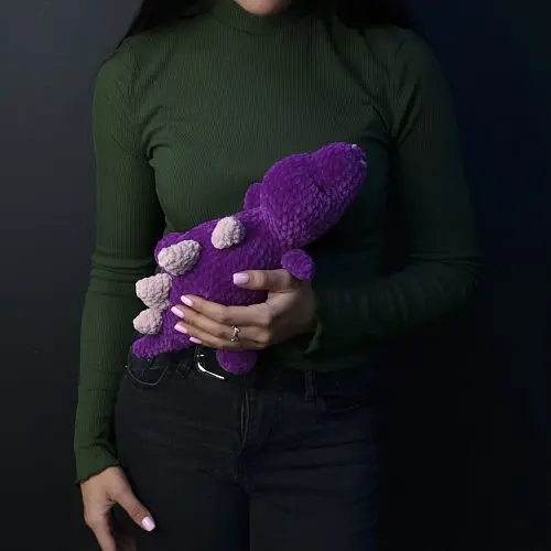 Вязаная игрушка "Фиолетовый динозаврик"