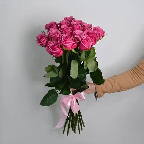 Букет из 25 ярко-розовых роз 60см (Россия)