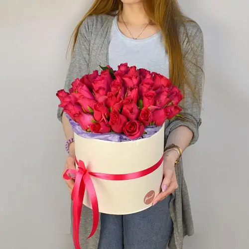 Букет в шляпной коробке из 45 ярко-розовых роз (Кения)