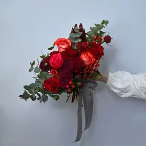 Красный раскидистый свадебный букет невесты