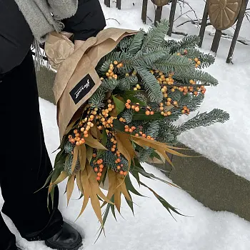 Зимний букет для дома с желтым илексом