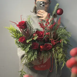 Зимняя композиция в алых оттенках