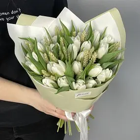 Букет из 25 белых тюльпанов с колосками