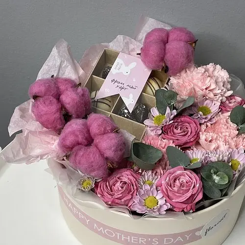 Розовый набор цветов и конфет