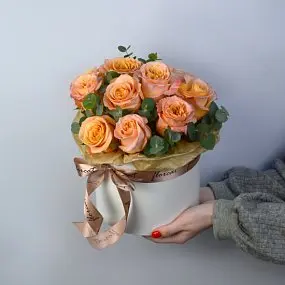 Букет в шляпной коробке из розы Shimmer и эвкалипта