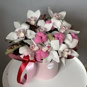 Букет орхидей в шляпной коробке М