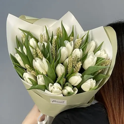 Букет из 25 белых тюльпанов с колосками