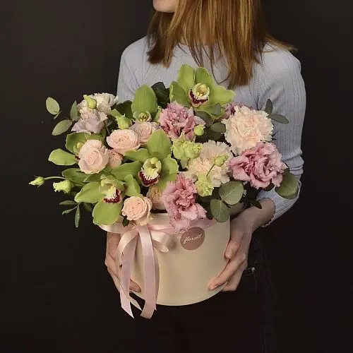 Букет орхидей и роз в шляпной коробке