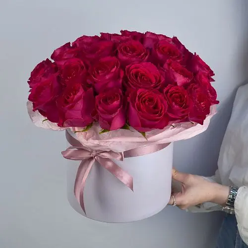 Букет в шляпной коробке из 35 ярко-розовых роз (Кения)