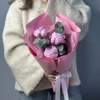 Букет из 3 розовых пионов и эвкалипта