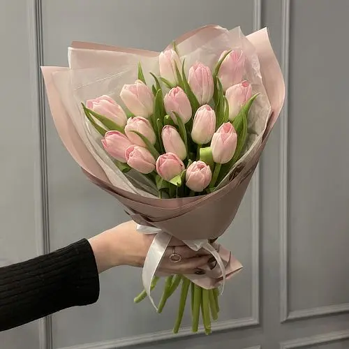 Заказать Букет из 15 розовых тюльпанов с доставкой по СПб | Цветы недорого  в интернет-магазине цветов Флористка Кэт
