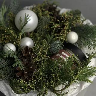 Белая зимняя коробочка с соевой свечой