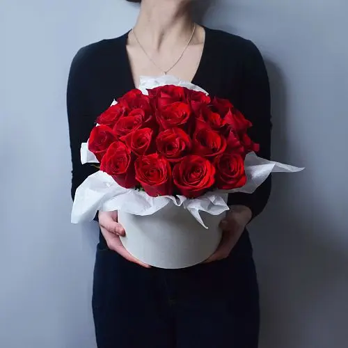Букет в белой шляпной коробке из 25 красных роз
