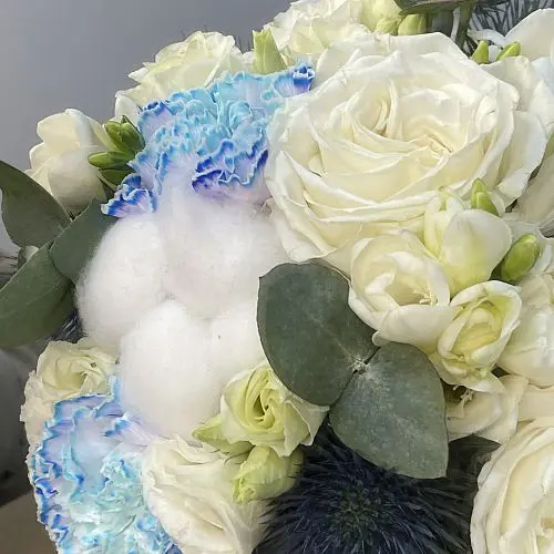 Бело-голубой свадебный букет невесты
