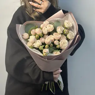 Букет из 5 кустовых пионовидных роз Bombastic и эвкалипта