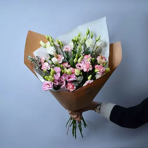 Лизиантус в крафте — букет из эустомы и кустовых цветов купить недорого в  СПб