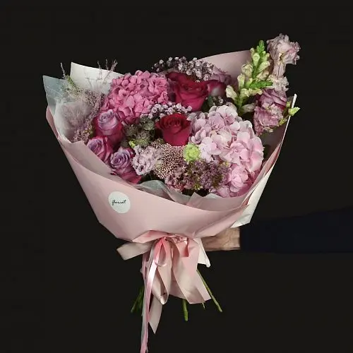 Сборный букет розовых цветов