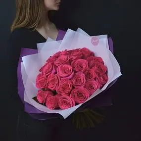 Букет из 25 ярко-розовых роз сорта Gotcha
