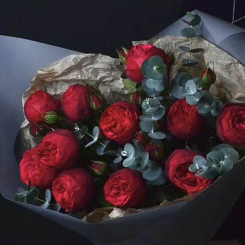 Букет пионовидных роз Red Piano и эвкалипта L