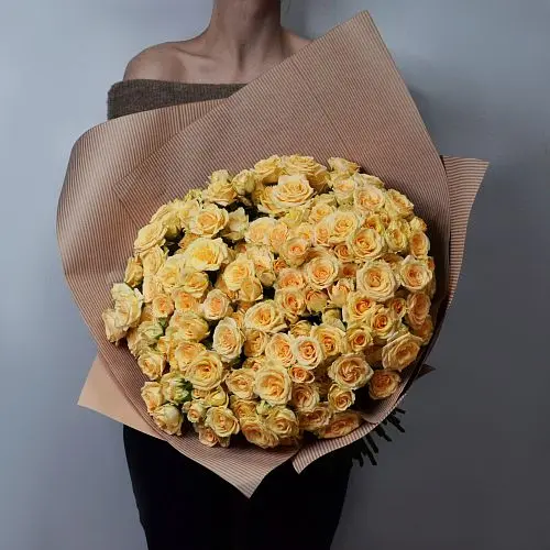 Букет из 15 желтых кустовых роз