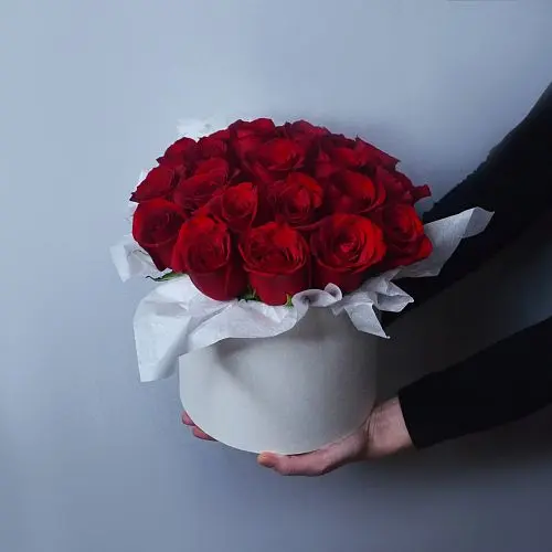 Букет в белой шляпной коробке из 25 красных роз