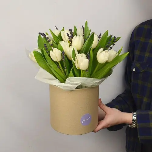 Букет в шляпной коробке из 15 белых тюльпанов с лавандой