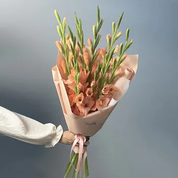 Букет из 9 персиковых гладиолусов