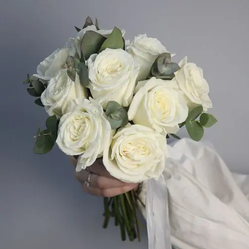 Свадебный букет невесты из 9 роз Playa Blanca и эвкалипта