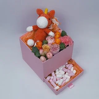 Цветочная композиция с единорогом и маршмеллоу