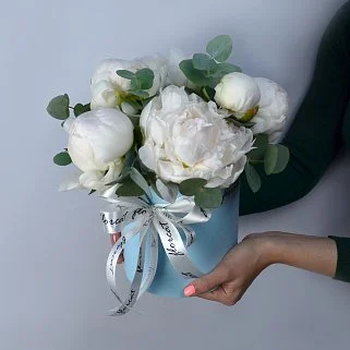 Букет в шляпной коробке из 9 белых пионов