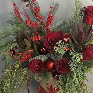 Зимняя композиция в алых оттенках