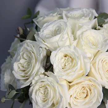 Свадебный букет невесты из 15 роз Playa Blanca и эвкалипта