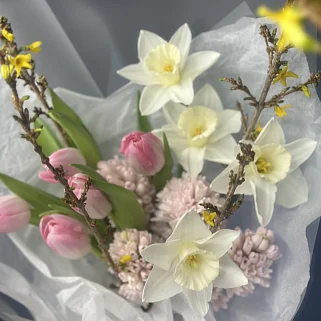 Сборный букет Весенний с нарциссами