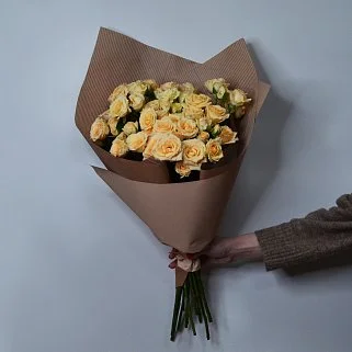 Букет из 15 желтых кустовых роз