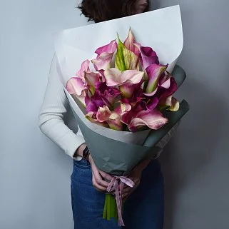 Букет из 15 розовых калл