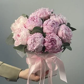 Букет в шляпной коробке из 9 пионов
