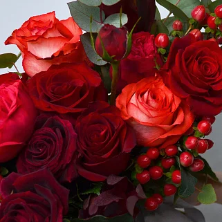 Красный раскидистый свадебный букет невесты