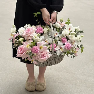 Розовая корзина с орхидеей M