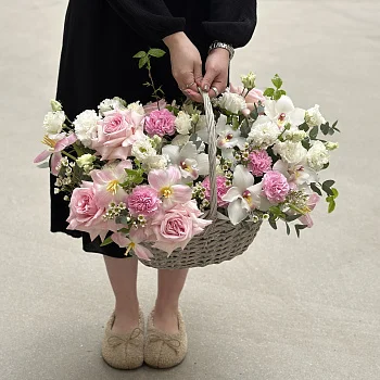 Розовая корзина с орхидеей M