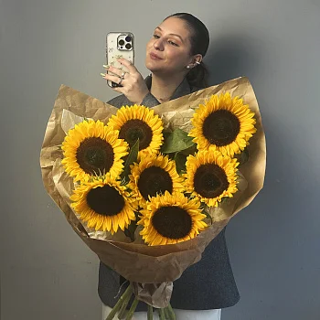 Солнечный букет из 7 подсолнухов