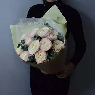 Букет из 11 ранункулюсов