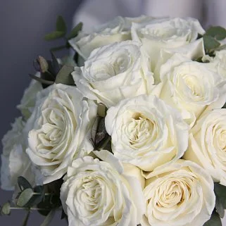 Свадебный букет невесты из 15 роз Playa Blanca и эвкалипта