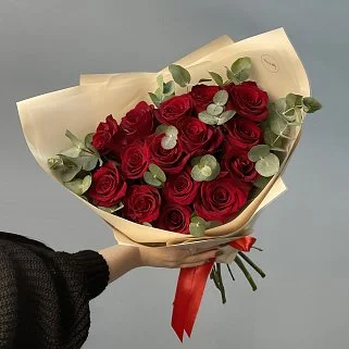 Букет красных роз Explorer и эвкалипта M