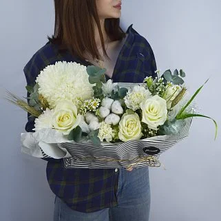 Белая цветочная композиция